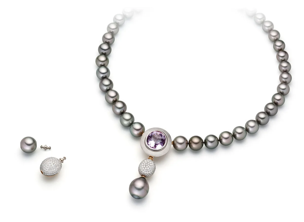 Graue Perlenkette mit Amethyst-Anhänger und passenden Ohrsteckern