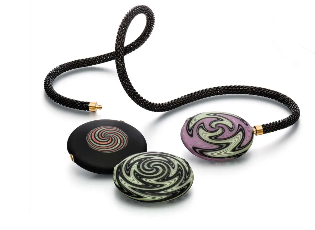 Kautschukcollier mit schwarzen und violetten Spiral-Schließen